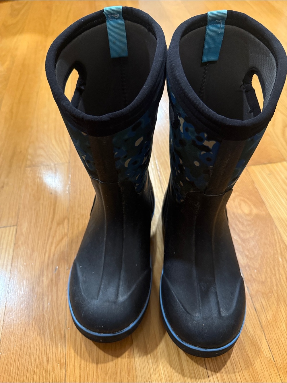 Bogs girls snow boots size 2 .